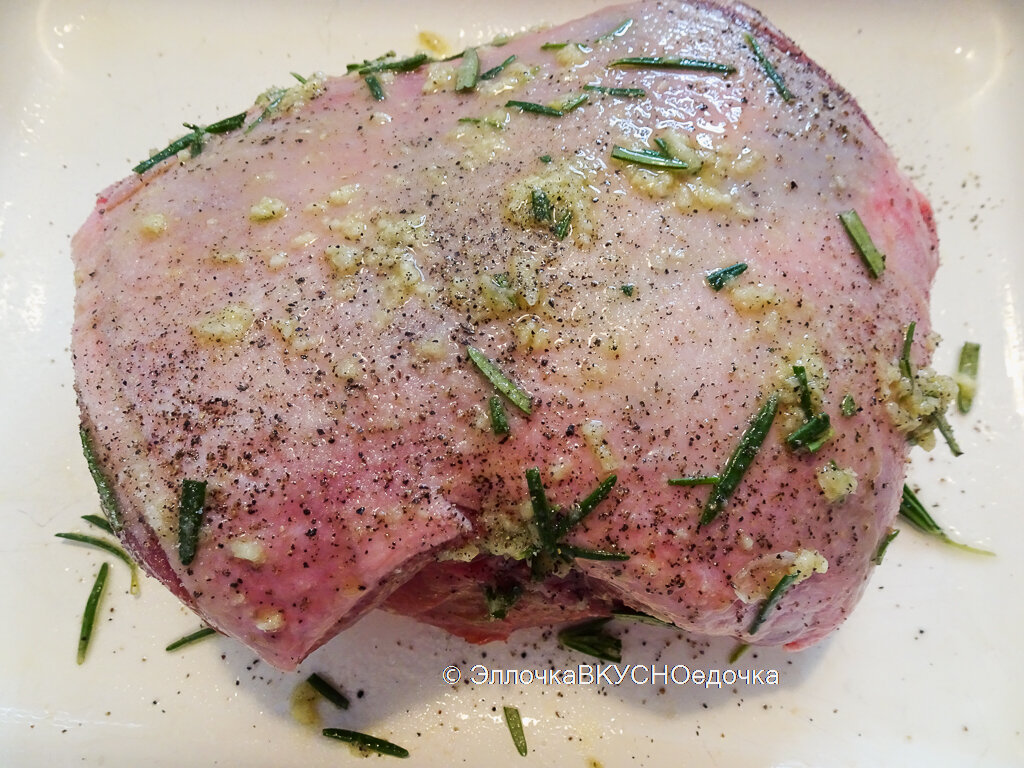 Обмазать мясо смесью из трав и поставить в духовку на полчаса 
