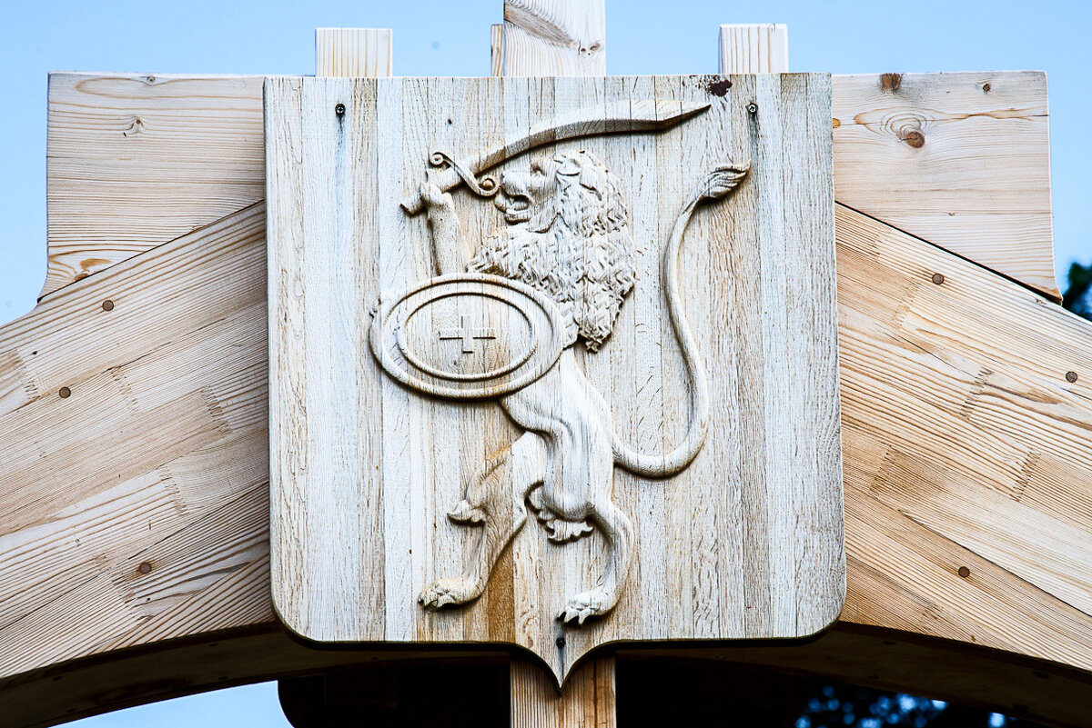 На гербе Чекалина—Лихвина горностаевый лев — не абы кто