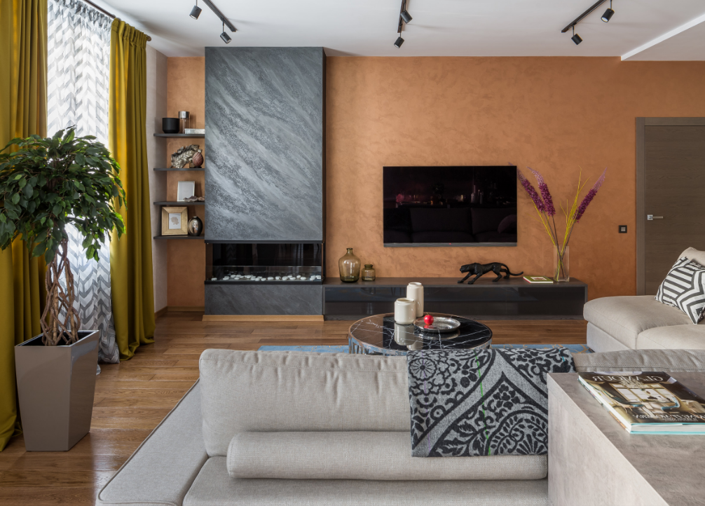 Гостиная с точечными светильниками.