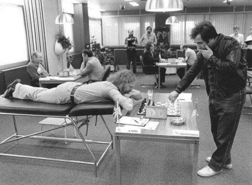 Английский гроссмейстер Энтони Майлс на турнире в Тилбурге, 1985 год, Голландия. Фото: общественное достояние
