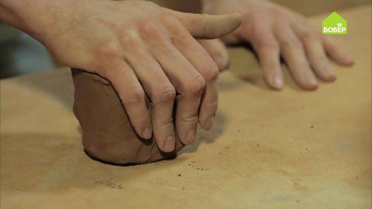 После того как вы отрезали нужное количество, глину нужно  мять, чтобы убрать из неё оставшиеся пузырьки, а также структурировать  ещё раз (сделать однородной).