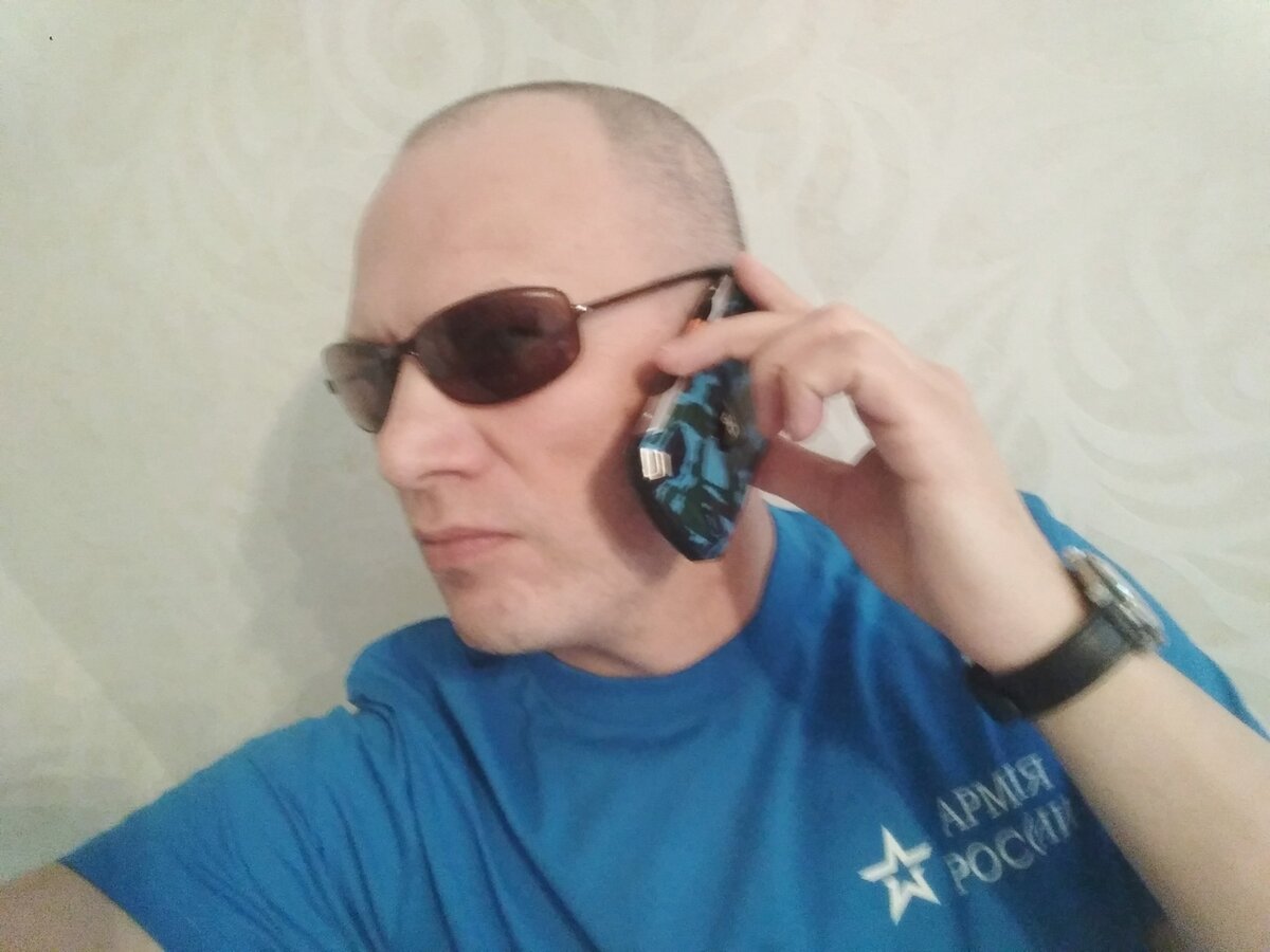 Телефон в тон офисной футболке "Армия России"