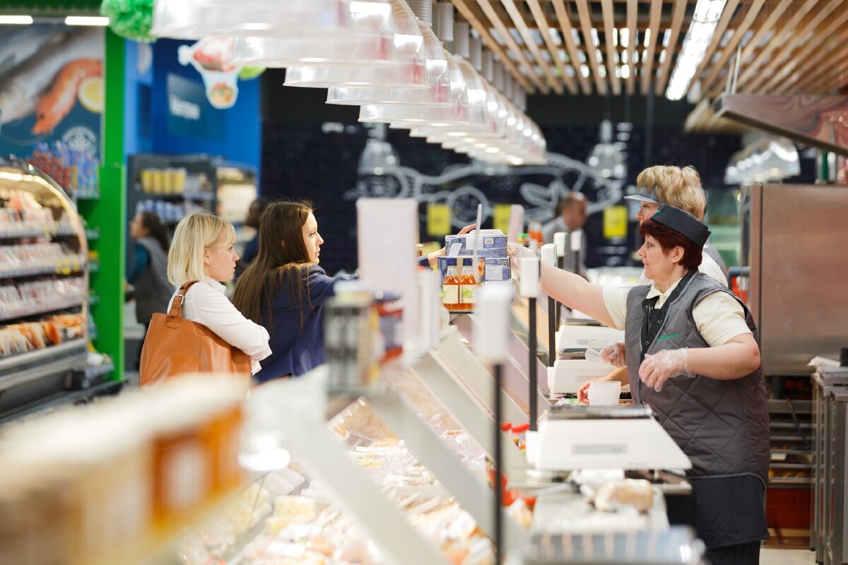 Розничная торговля. Продавец и покупатель. Продавец пятерочки. Работать в ритейле. Торговое предпринимательство.