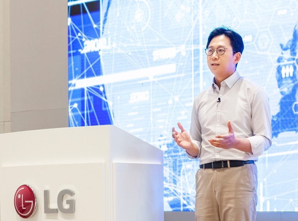 Бэ  Кён Хун, глава LG AI Research, выступает на онлайн-мероприятии,  рассказывая о видении исследовательского центра в области искусственного  интеллекта. (LG)