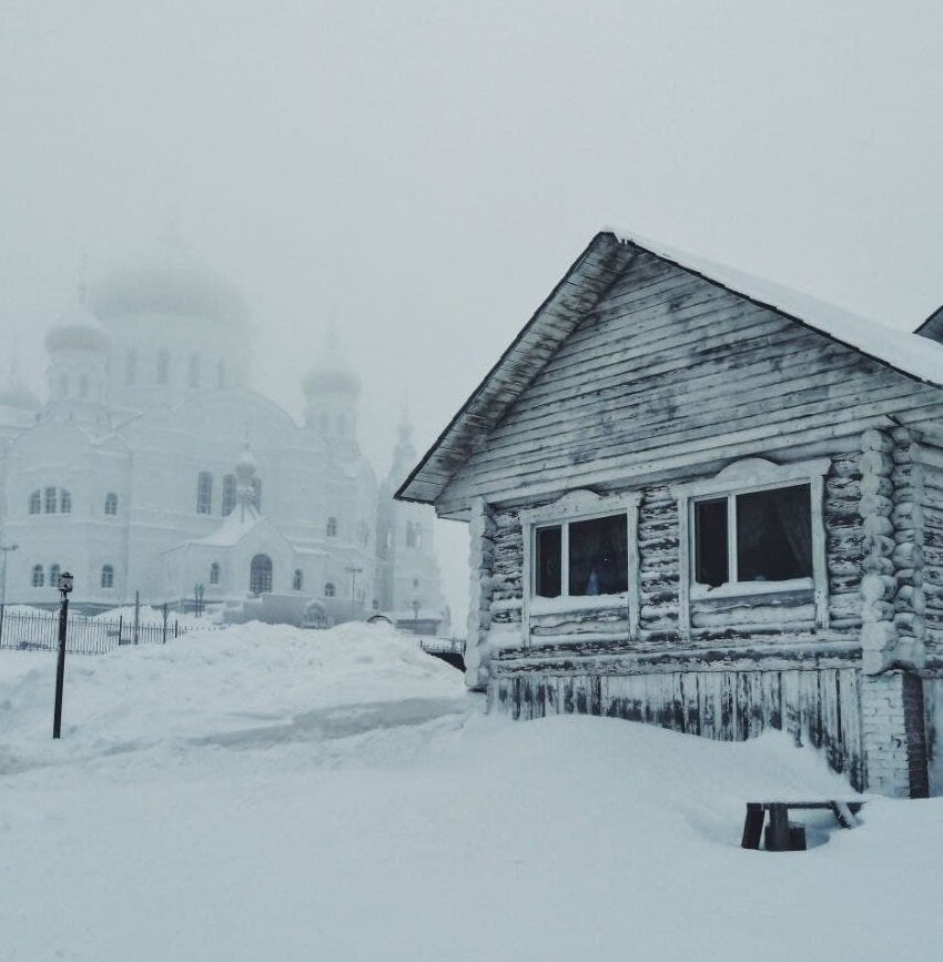 На фото белеет Белогорский монастырь