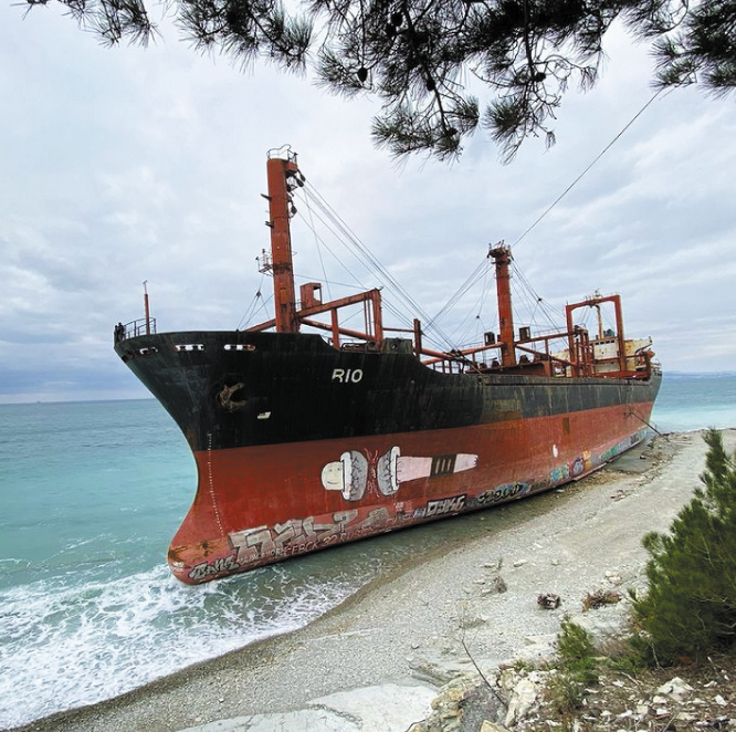 Сухогруз "Рио" стал местом паломничества туристов. 
Скриншот Instagram @rio_official, "Metro"