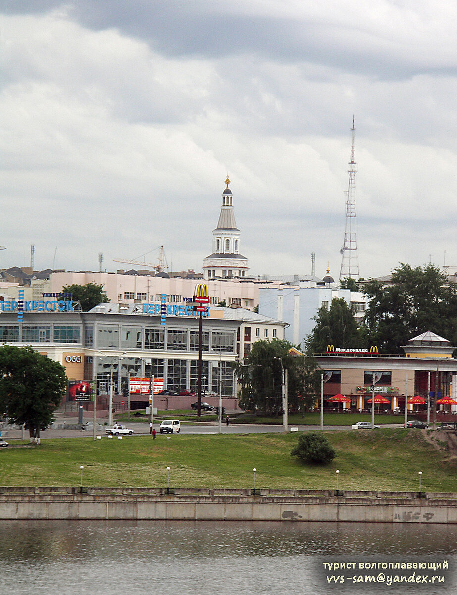 Вид на башню от монумента Матери-Покровительницы. Фото 06.06.2009.