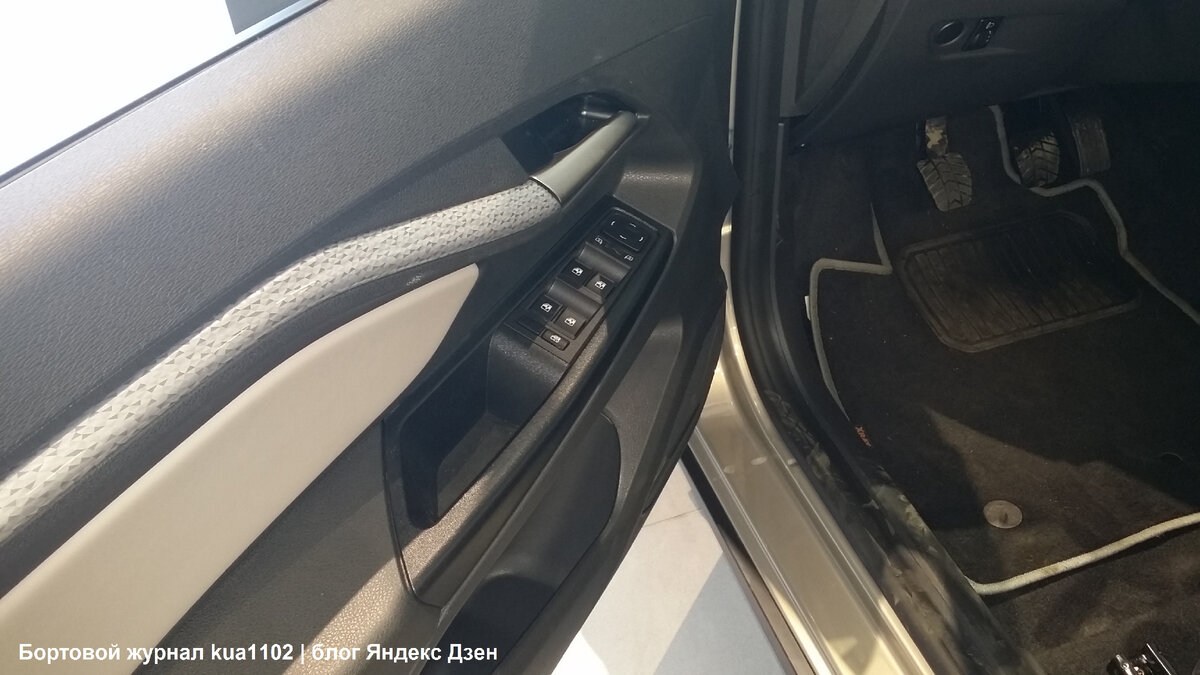 Данный автомобиль представлен в серой расцветке салона. Автор фотографии kua1102