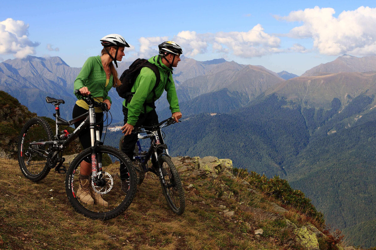 Спортивный вид отдыха. Велопрогулки красная Поляна. Велопрогулки на красной Поляне. Роза Хутор велосипед. Велотрассы в Сочи красная Поляна.