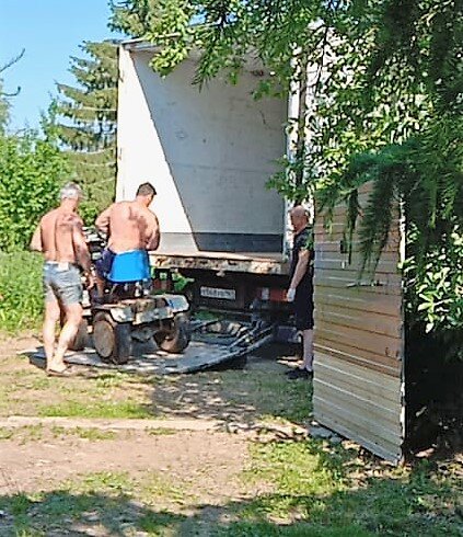 Это еще на земле устраивается поудобнее