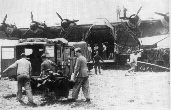 Me 323 "Гигант" эвакуирует раненых. 