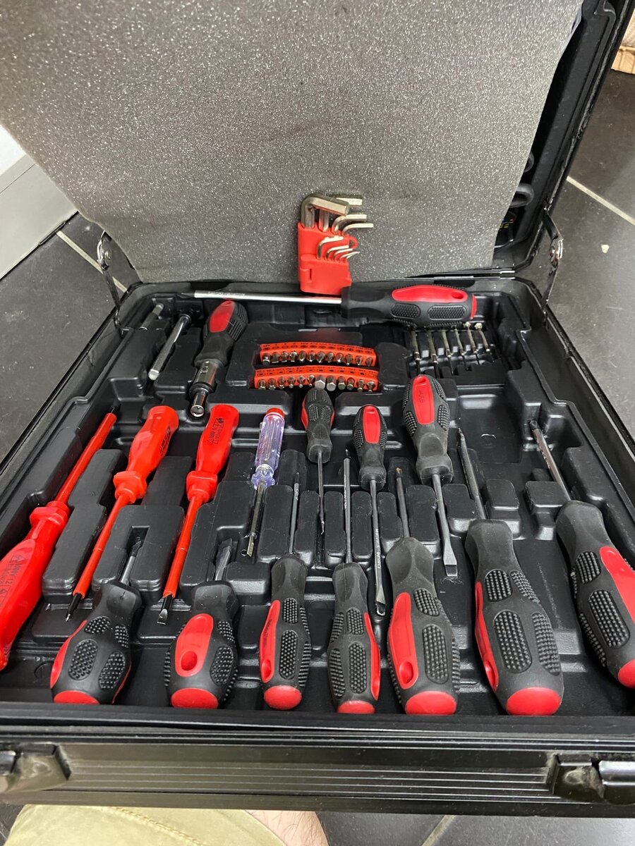 Увидел в ломбарде чемодан на колесах. Оказалось - это набор ...