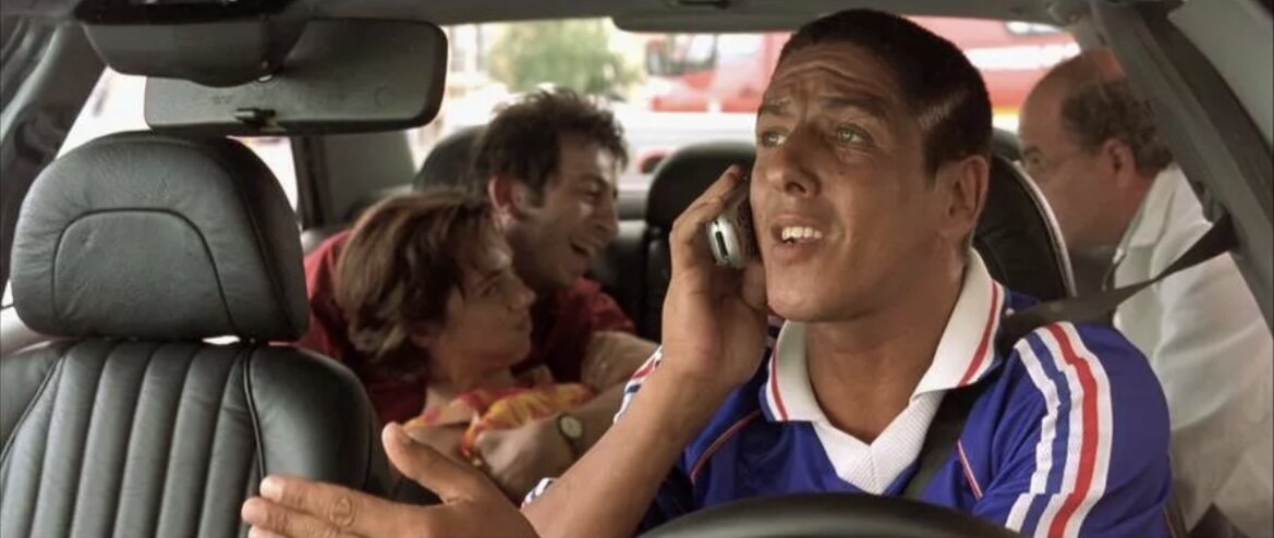 Да да, у этого добрячка-водителя из фильма «Такси» есть ярко выраженные черты маниакальности (см. выше пункты 1-4)