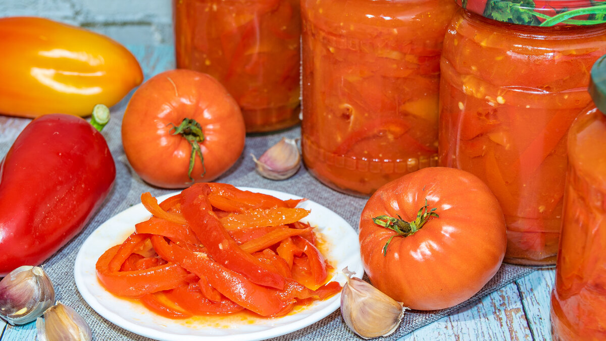 Сегодня делюсь со своими подписчиками неординарным рецептом, с помощью которого можно заготовить на зиму самое вкусное, душистое лечо из помидоров и болгарского перца!