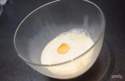 1. Добавьте яйца и соль в молоко, аккуратно перемешайте, не взбивая массу.
