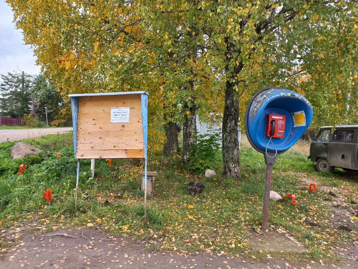Еще стоят рабочие стационарные телефоны.