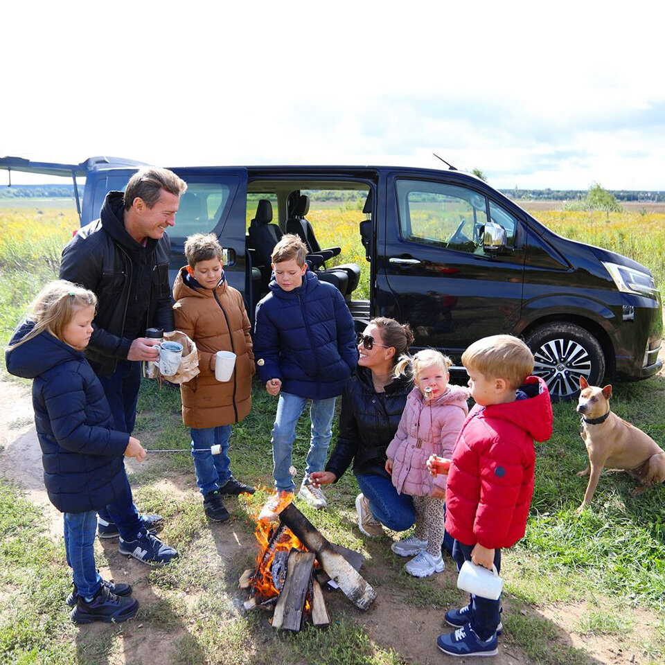 Cемья Анны Анановой на Toyota Hiace