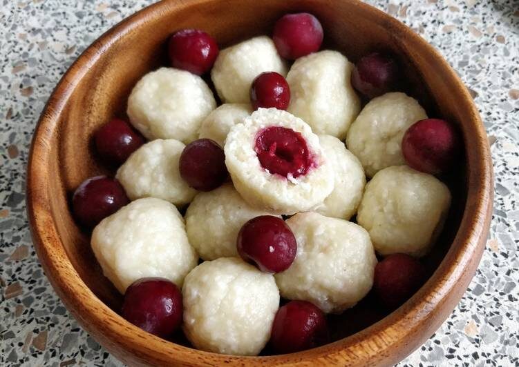 Ленивые вареники с вишней