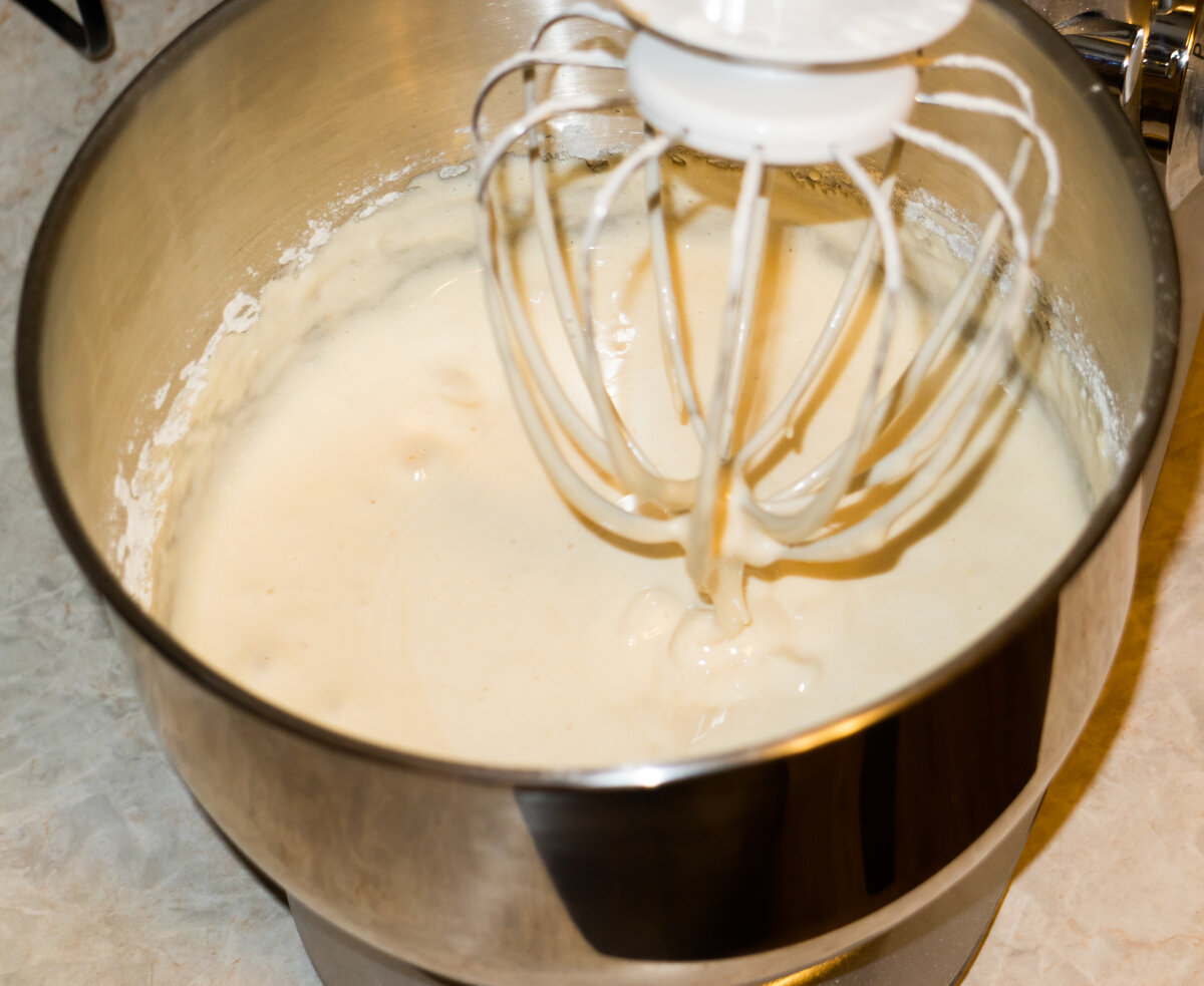 яйца для бисквита заранее охлаждаю,отделяю желтки от белков.