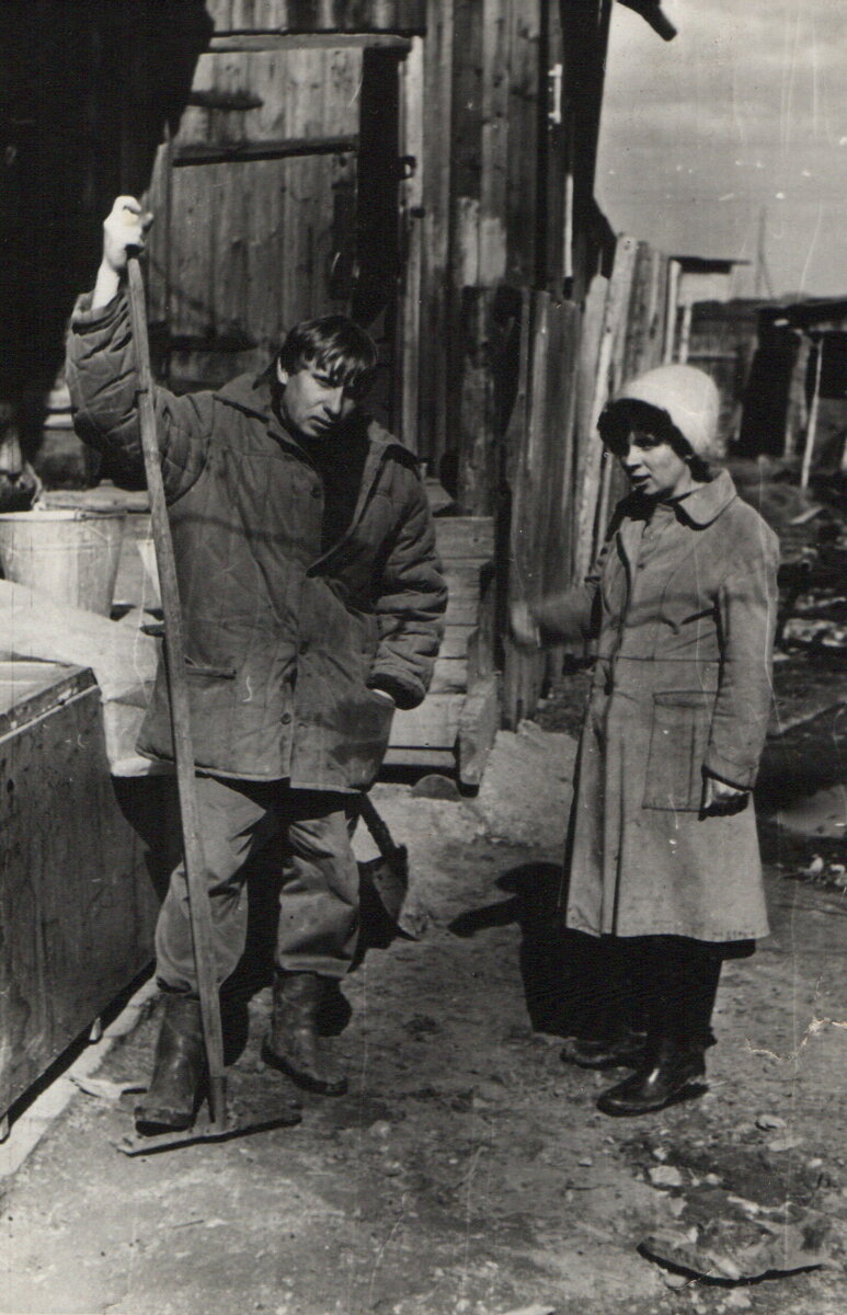 Родители рядом с домом