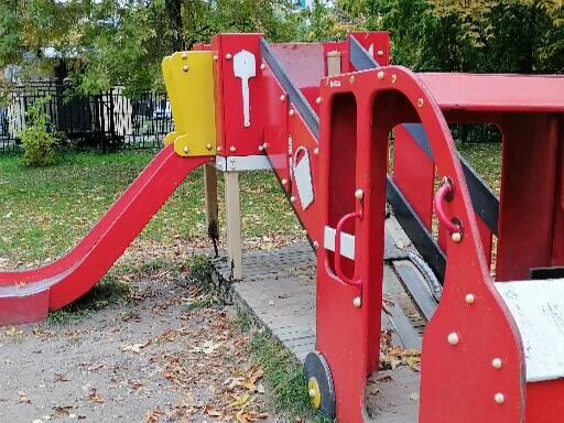 Машина, опоры сгнили, на лестнице дыра - не хватает доски