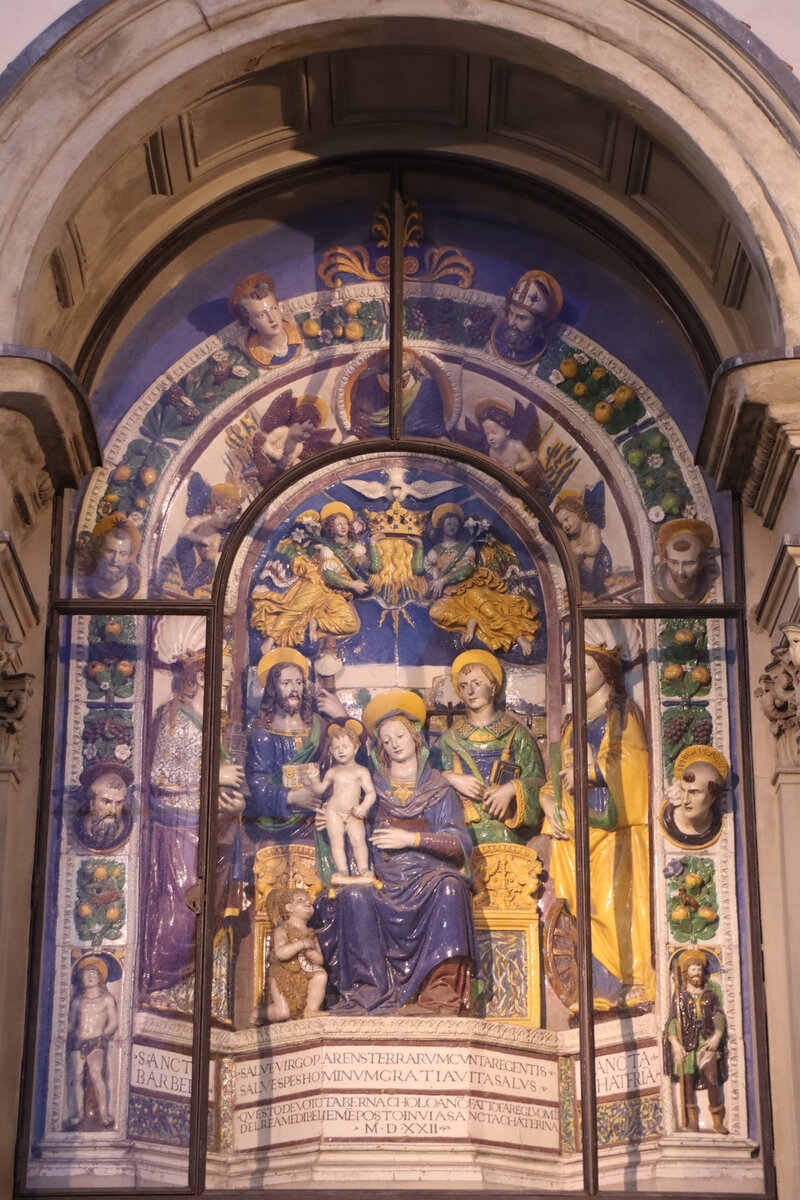 Во Флоренции такие табернакли встречаются очень часто. Их называют просто - роббиана. Этот табернакль находится около центрального рынка