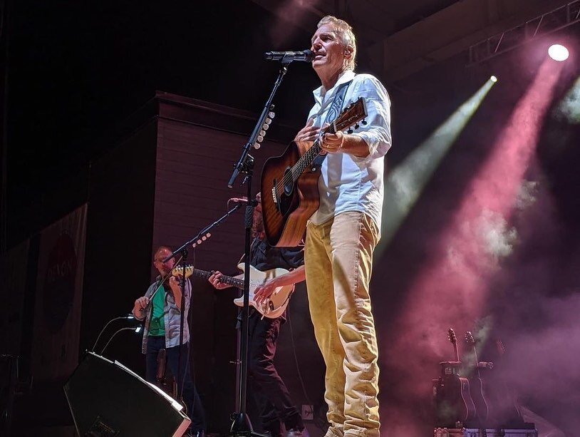 Кевин Костнер помимо любви к актерскому мастерству пронес через всю жизнь страсть к бейсболу и кантри-музыке (он выступает вместе со своей группой). Источник фото: instagram.com/kevincostnermodernwest