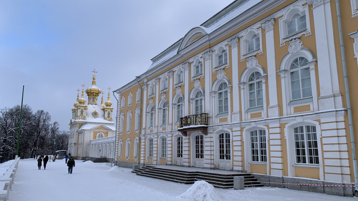 Петергоф, со всеми парками, включая Ораниенбаум, Александрию и Стрельну,  перешёл в режим 