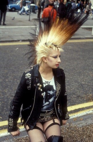 Девушка-панк с ирокезом на Кингс-роуд, Лондон, 1984 © UniversalImagesGroup