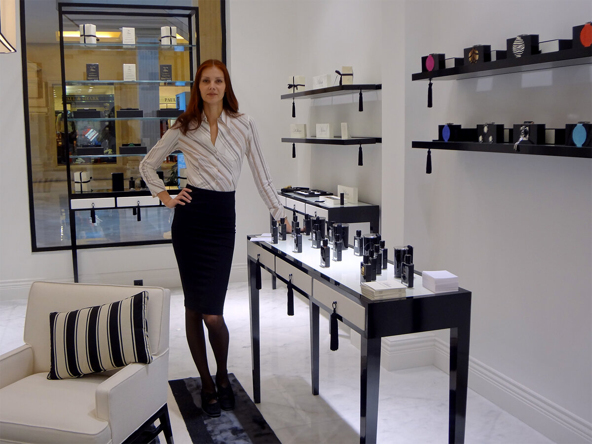 На рабочем месте в бутике парфюмерии Kilian