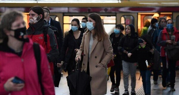 В метро. Фото Яндекс-картинки