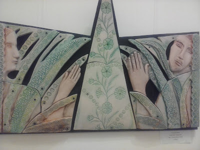 "Когда цветёт папоротник", глина, глазурь. Елизарова Ирина, г. Самара.Не представляю, какие этапы нужно пройти автору,  чтобы представить такую красоту!