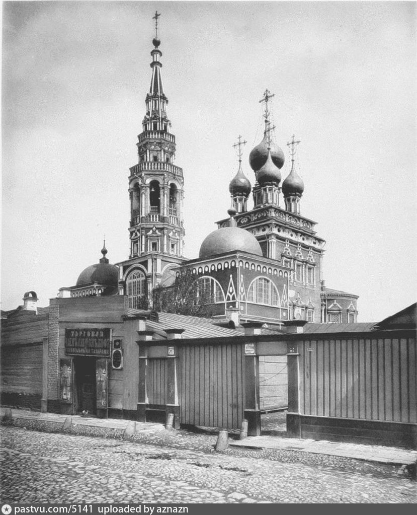 Церковь Воскресения Христова в Кадашах. На снимке современный 1-й Кадашёвский переулок, 1882. С сайта www.pastvu.com.