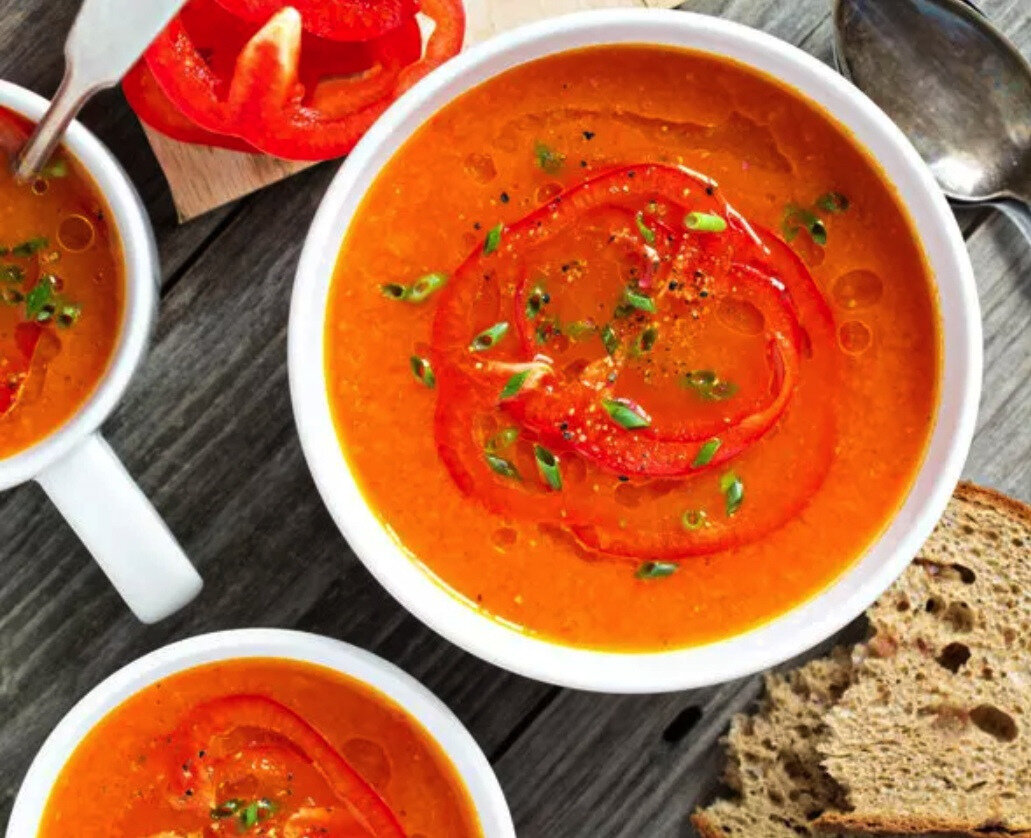 Суп из красных перцев. Перчик из супа. Соус гаспачо. Крем суп из помидоров и перца. Суп пюре из болгарского перца.