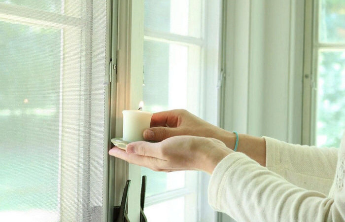 Потеря тепла сквозь окно в холодное время года – едва ли не худшее, что может случиться с жилым помещением. Неприятно подобное явление еще и тем, что с высокой долей вероятности всех, кто будет надолго оставаться рядом с таким окном, будет продувать. Последнее неизбежно становится причиной воспалений и простуды. Для защиты себя, своих близких и домохозяйства в целом тепловые утечки сквозь пластиковое окно следует своевременно устранять.