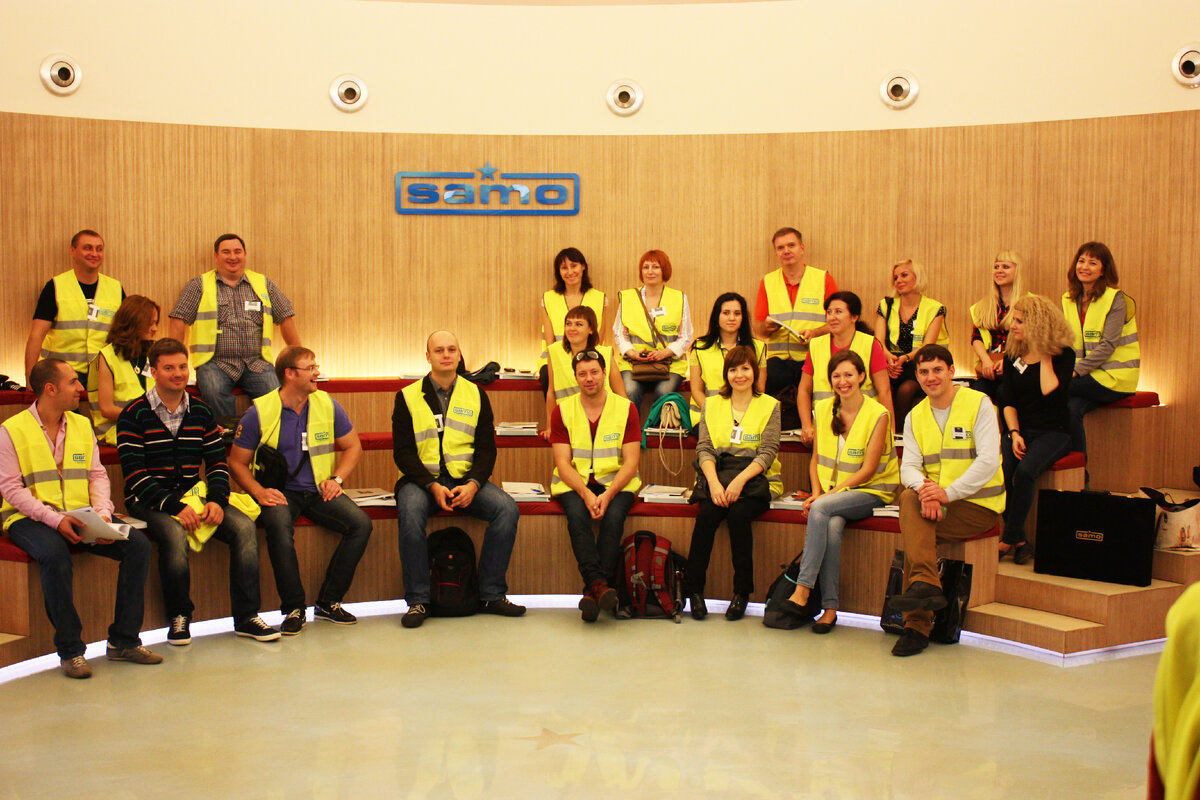 Фото нашей группы на фабрике в Италии.