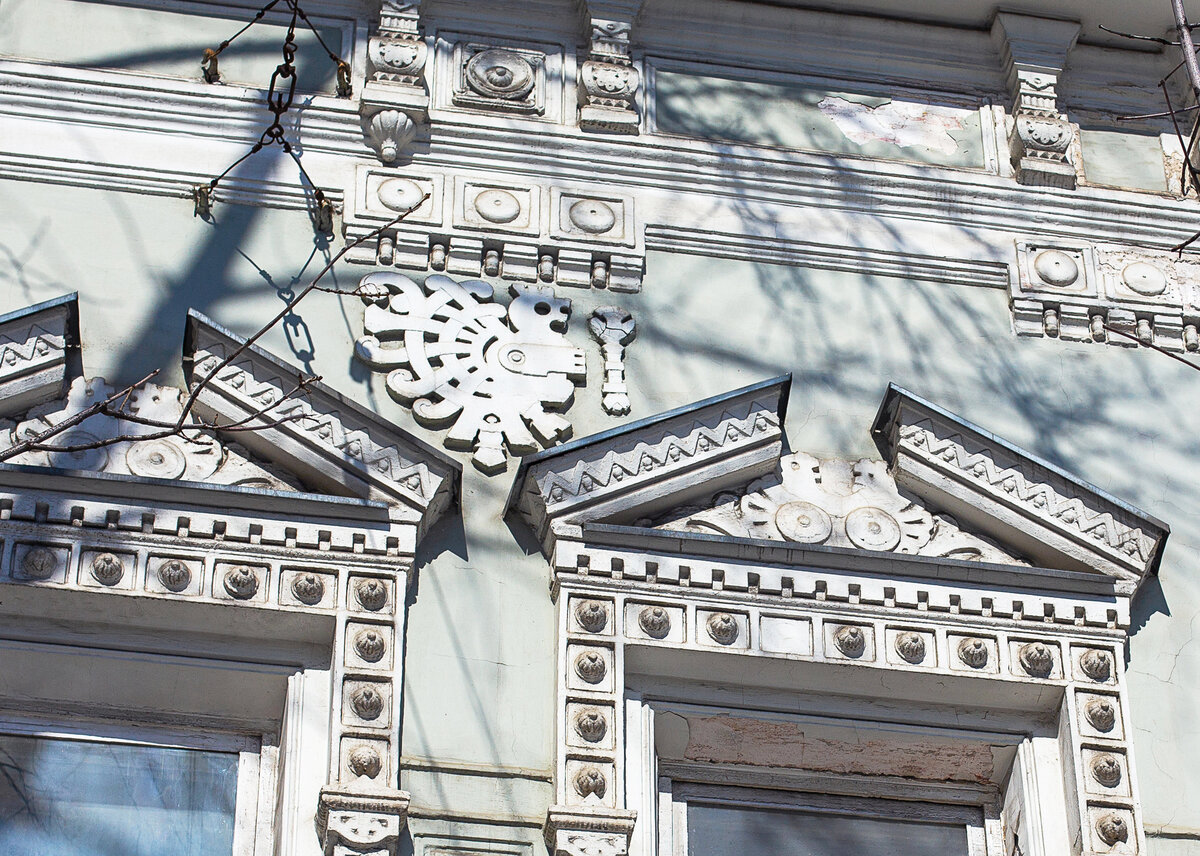 "Дом с каменными петушками" - городская усадьба кожевенника Скворцова. Москва, Кожевническая улица, 13с1. Фото автора статьи 