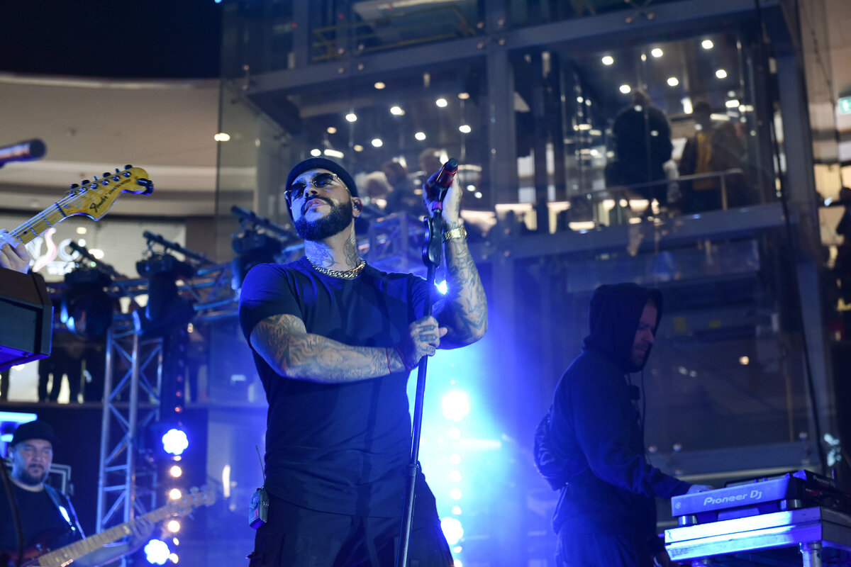 Выступление Тимати на "Черной пятнице в ТРЦ "Каширская Плаза". Один из самых сложных технических райдеров в нашем опыте. Зато была очень эффектное выступление и супер-концерт.