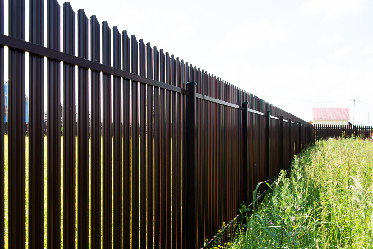 Забор из двустороннего евроштакетника