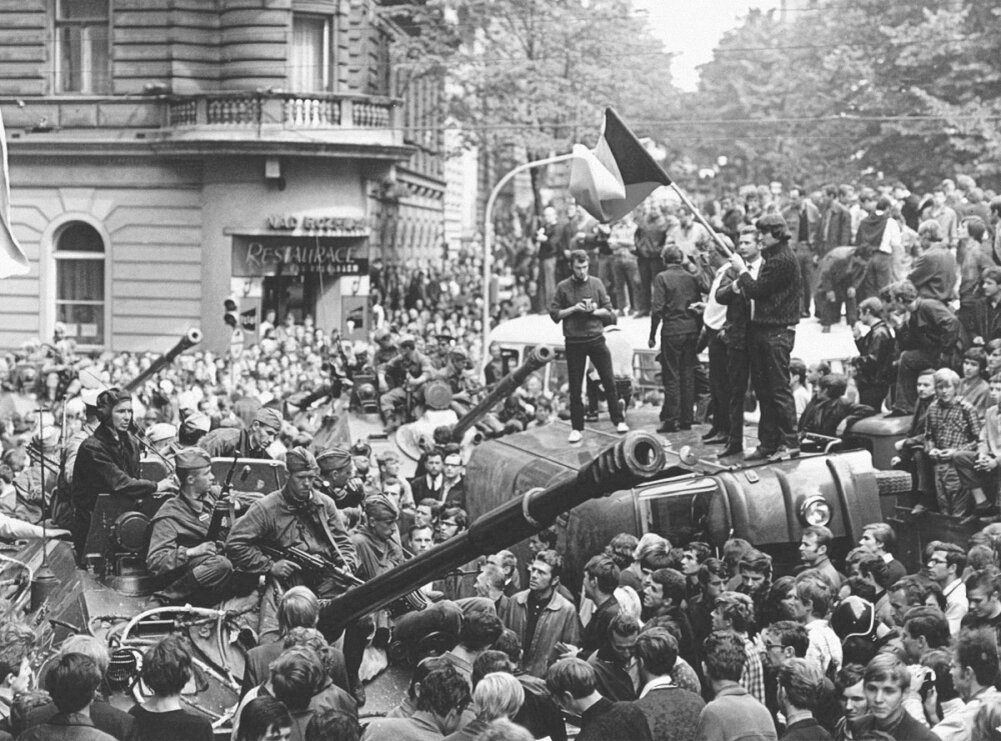  Весна 1968 года. Прага. Танки объединенных сил Варшавского договора и противостоящая им толпа жителей города 