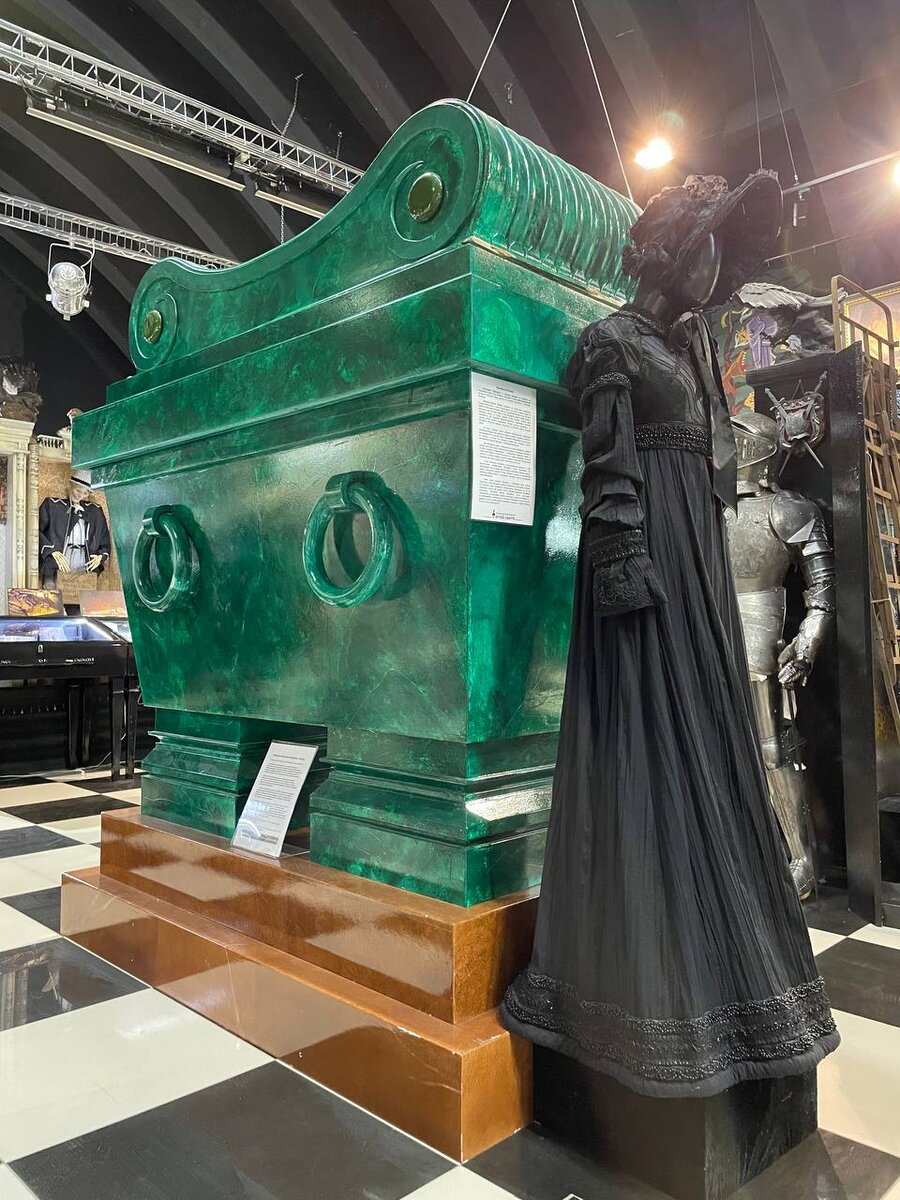 У нас в музее находится точная копия гробницы Наполеона Бонапарта 