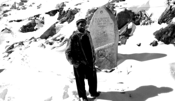 Афганец у памятника Мальцыну.