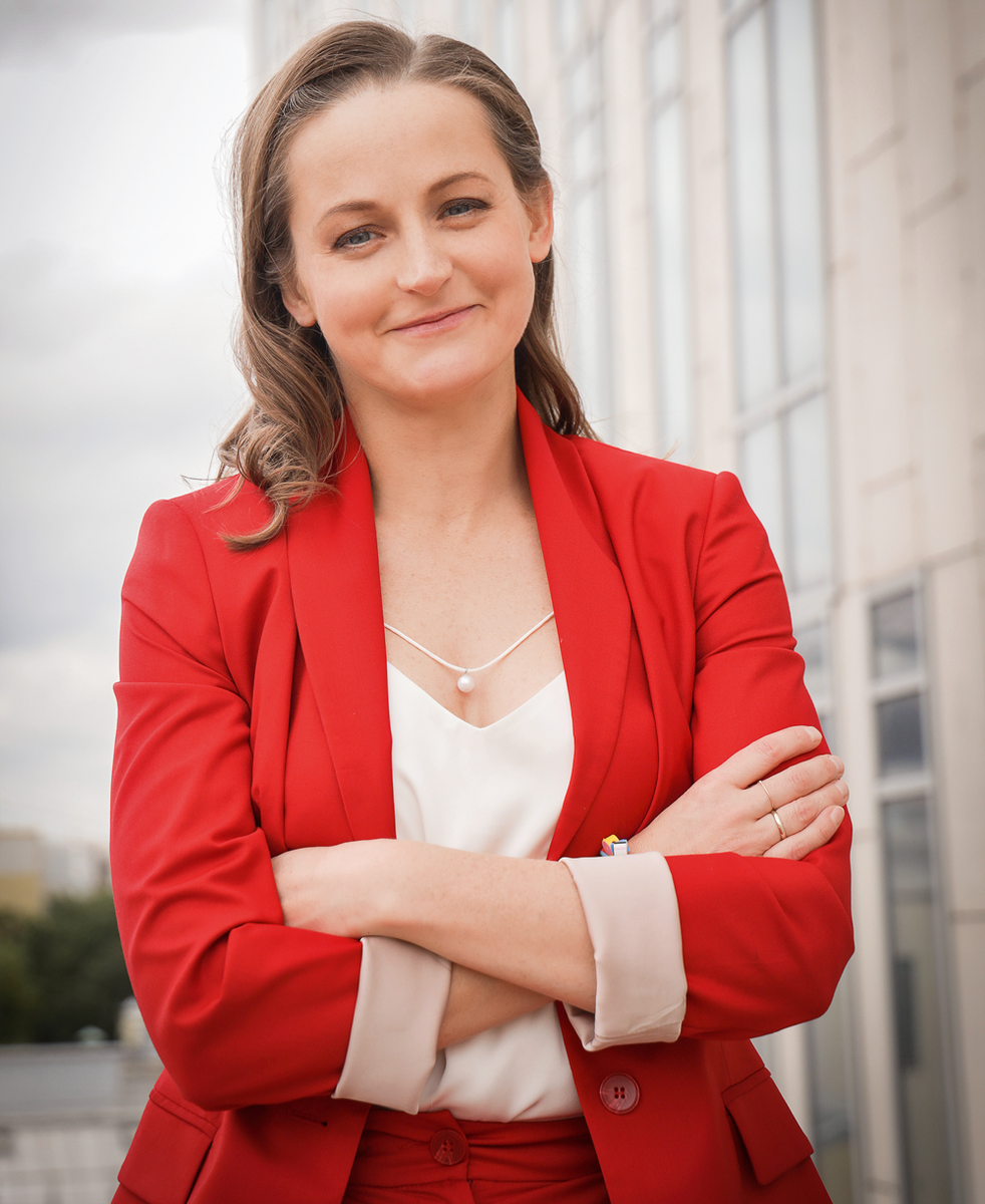     Олег Табаков пообещал Яне, что возьмет ее в театр через три года. Условий было два: не выходить замуж и не говорить по-латышски Фото и стиль: Ксения Бубенец