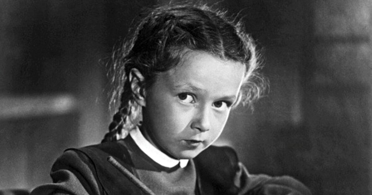 Успешную кинодевочку Наташу Защипину в своё время называли советской Ширли Темпл. Здесь она в фильме «Первоклассница». Фото https://www.domkino.tv.