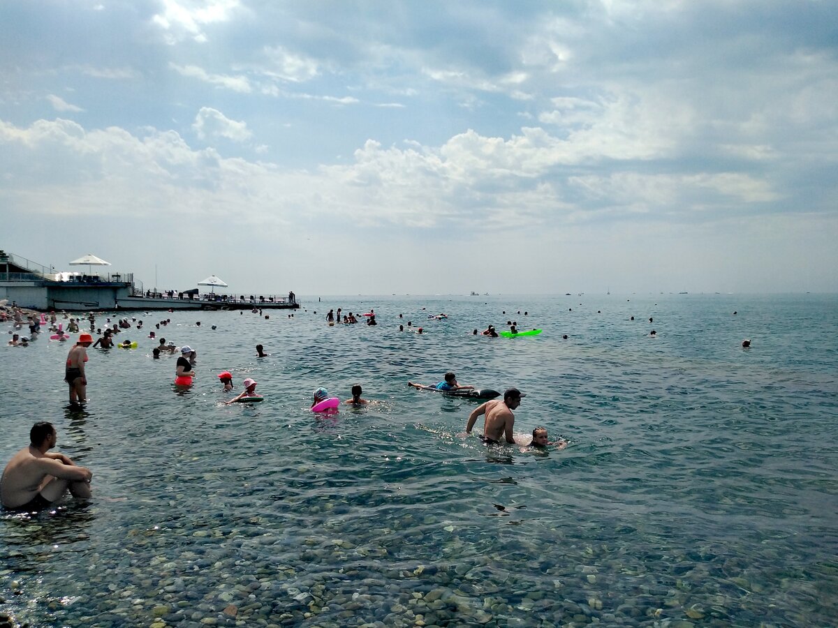 Отдыхающие массово сидят в море :) Фото автора