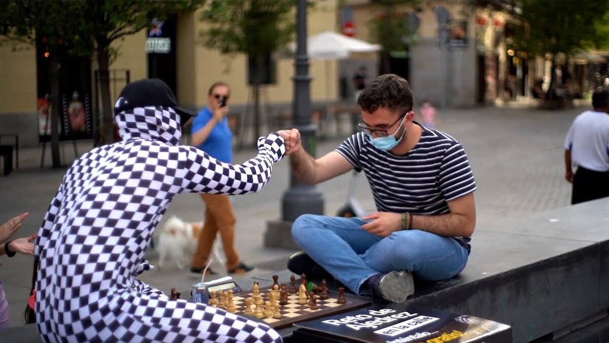 Рей энигма шахматист. Король энигма шахматы. Рэй энигма карпов. Рэй энигма карпов. Рэй энигма шахматист.