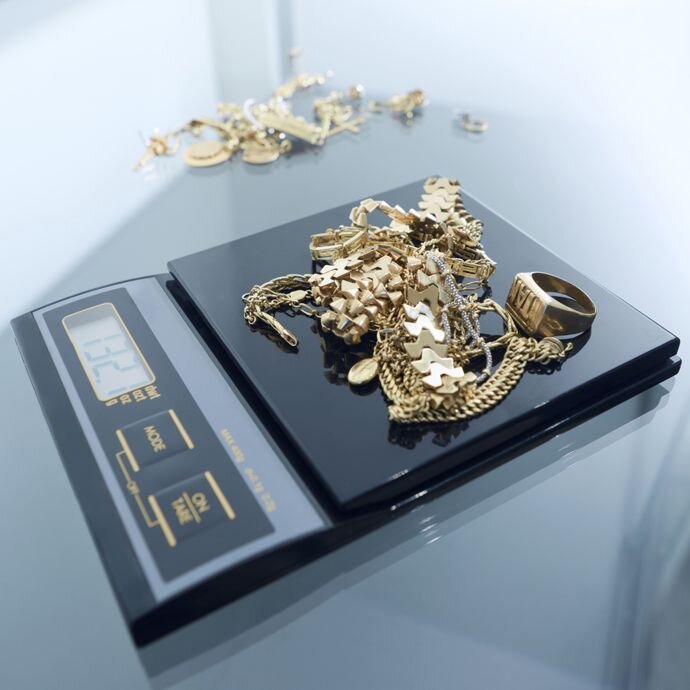 Взвешивание золотого лома производится на специальных электронных весах с чувствительностью до 0,01 грамма 