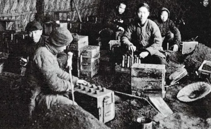 Изготовление ручных гранат в кустарной мастерской Восьмой армии.