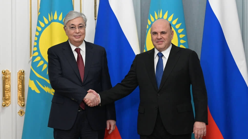 Фото: Александр Астафьев / РИА Новости📷Касым-Жомарт Токаев (слева) и Михаил Мишустин во время встречи