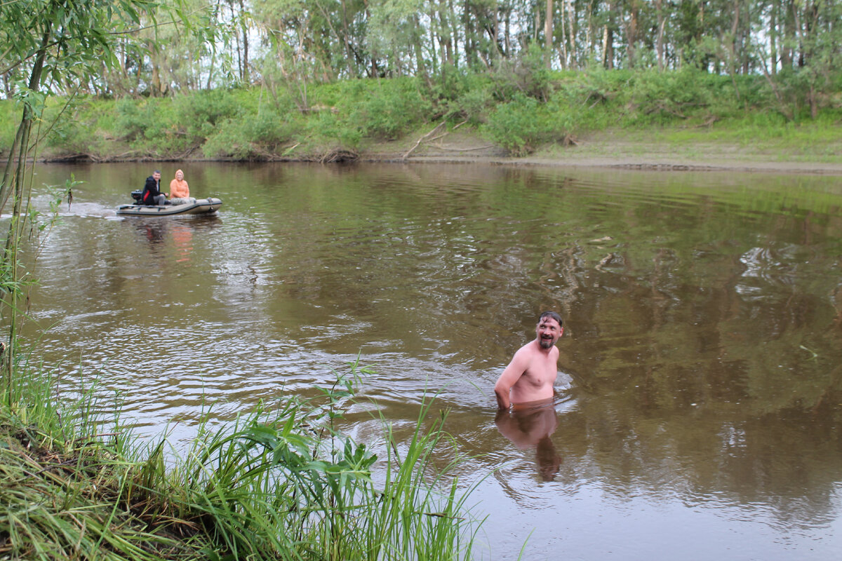 Люди в лодке были удивлены!